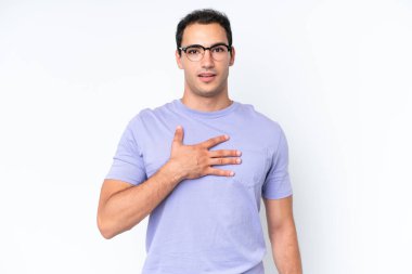 Beyaz arka planda izole genç beyaz adam şaşırdı ve şaşırdı