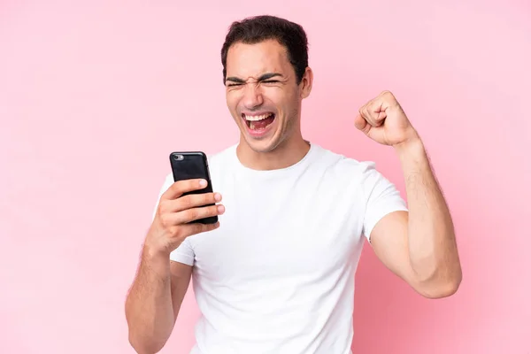 Молодий Білий Чоловік Ізольований Рожевому Тлі Допомогою Мобільного Телефону Жестом — стокове фото