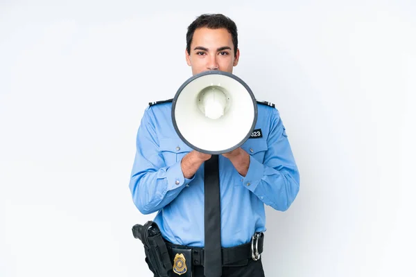 Jovem Polícia Caucasiano Homem Isolado Fundo Branco Gritando Através Megafone — Fotografia de Stock