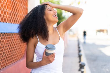 Genç Afro-Amerikalı kadın açık havada kahvesini yudumlarken bir şey fark etti ve çözümü arıyor.