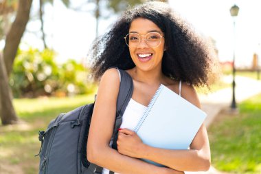 Tecrit edilmiş genç bir bayan öğrenci.