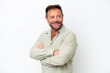 Beyaz arka planda soyutlanmış orta yaşlı beyaz bir adam yan bakıp gülümsüyor.