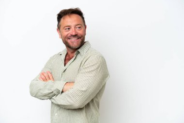 Beyaz arka planda soyutlanmış, kolları çapraz ve mutlu orta yaşlı beyaz bir adam.