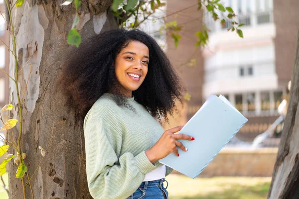 Mladá Afroameričanka Venku Drží Zápisník — Stock fotografie