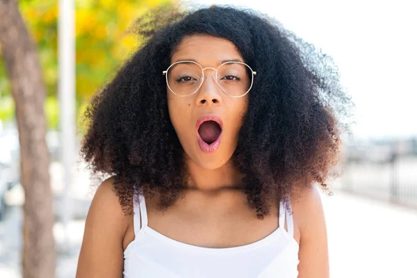 Joven Mujer Afroamericana Aire Libre Con Gafas Expresión Sorprendida — Foto de Stock