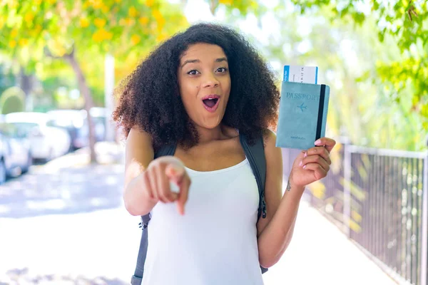 Mladá Afroameričanka Držící Venku Pas Překvapená Ukazující Dopředu — Stock fotografie