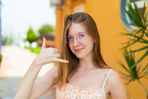 Joven Chica Francesa Aire Libre Con Gafas Haciendo Gesto Del —  Fotos de Stock