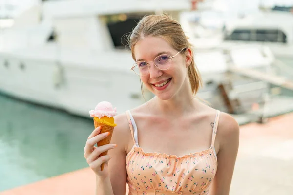 Francouzská Dívka Brýlemi Drží Kornet Zmrzlina Venku Usmívá Hodně — Stock fotografie