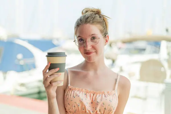 Francouzská Dívka Brýlemi Drží Odnést Kávu Venku Smutným Výrazem — Stock fotografie