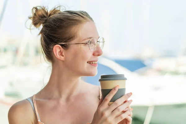 Francouzská Dívka Brýlemi Drží Odnést Kávu Venku Ukazuje Strany Prezentovat — Stock fotografie
