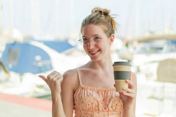 Francouzská Dívka Brýlemi Drží Odnést Kávu Venku Ukazuje Strany Prezentovat — Stock fotografie