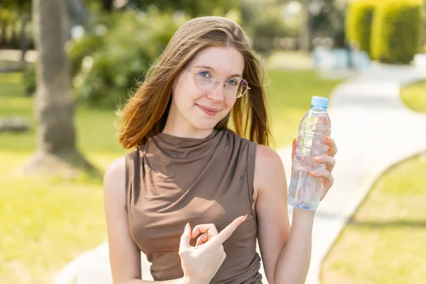 Frans Meisje Met Bril Houden Een Fles Water Buiten Wijzen — Stockfoto