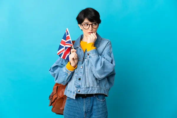 Frau Mit Britischer Flagge Vor Isoliertem Hintergrund Hat Zweifel — Stockfoto