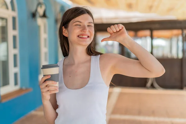 Mladá Hezká Ukrajinská Žena Drží Odnést Kávu Venku Hrdý Self — Stock fotografie