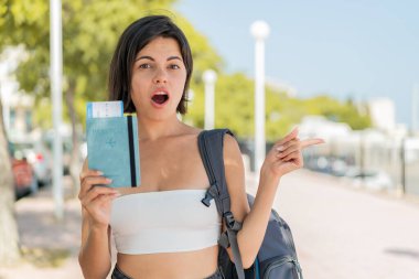 Dışarıda pasaportu olan genç, güzel bir Bulgar kadın şaşırmış ve işaret ediyor.