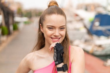 Açık havada genç ve güzel bir kız Neşeli bir ifadeyle