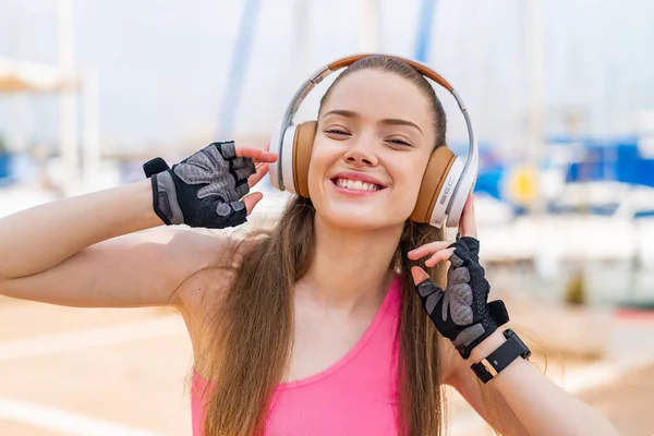 Joven Chica Bastante Deporte Aire Libre Escuchando Música —  Fotos de Stock