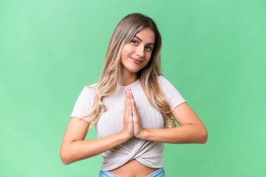 İzole bir geçmişi olan genç Uruguaylı kadın avuç içlerini bir arada tutuyor. İnsan bir şey ister.