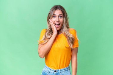 Genç Uruguaylı kadın şaşırmış ve şok olmuş bir yüz ifadesiyle izole edilmiş.