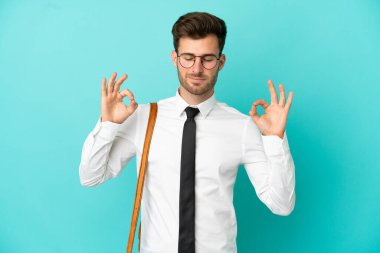 Zen pozisyonunda izole edilmiş iş adamı