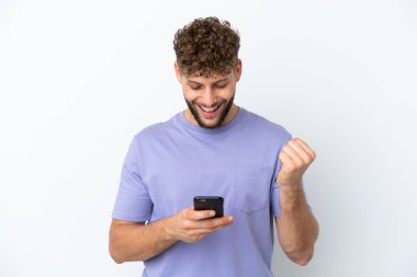 Beyaz arka planda izole edilmiş yakışıklı beyaz adam şaşırdı ve bir mesaj gönderiyor.