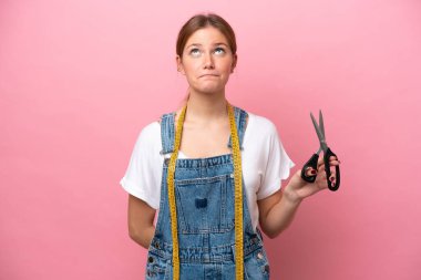 Pembe arka planda izole edilmiş beyaz kadın.