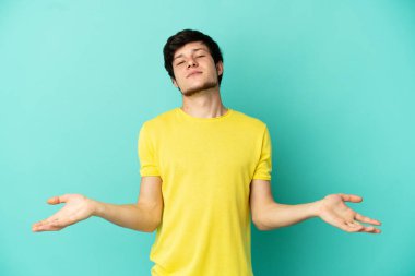 Mavi arka planda mahsur kalmış genç bir Rus adamın şüpheleri var.