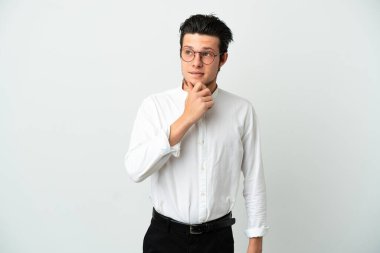 Beyaz arka planda izole edilmiş bir iş adamı şüpheleri ve düşünceleri var