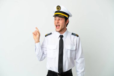 Uçak pilotu beyaz arka planda izole edildi. Çözümün farkına varmak için parmağını kaldırdı.