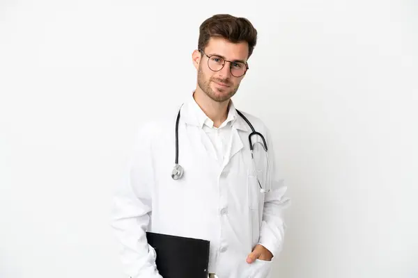 年轻的医生 穿着医生的长袍 拿着文件夹 在白色背景上被隔离的白人男子 — 图库照片