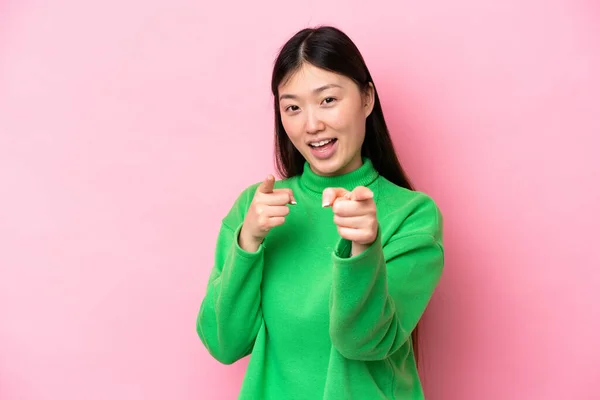 Young Chinese Woman Isolated Pink Background Surprised Pointing Front — Fotografia de Stock