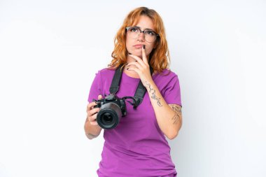 Beyaz arka planda izole edilmiş genç fotoğrafçı beyaz kadın yukarı bakarken şüpheleri var.