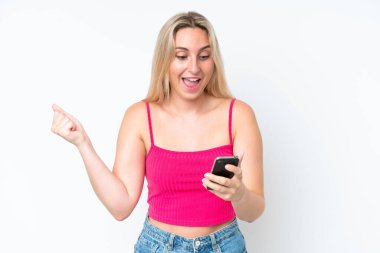 Beyaz arka planda izole genç beyaz kadın şaşırdı ve bir mesaj gönderiyor.