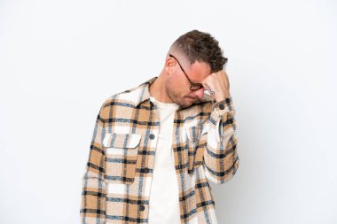 Beyaz arka planda başağrısı olan beyaz tenli yakışıklı bir adam.