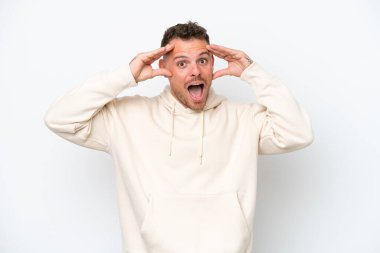 Beyaz arka planda soluk benizli, beyaz tenli yakışıklı bir adam.