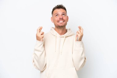 Beyaz arka planda izole edilmiş beyaz tenli yakışıklı genç adam, şans diliyor ve en iyisini diliyor.