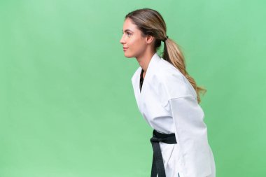 Genç Uruguaylı kadın karate yapıyor ve selam veriyor.