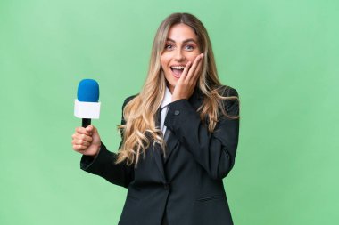 Genç ve güzel Uruguaylı televizyon sunucusu şaşırmış ve şok olmuş bir yüz ifadesiyle izole edilmiş.