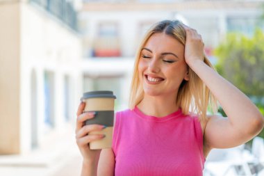 Dışarıdaki güzel sarışın kadın bir şeyin farkına vardı ve çözüme niyetlendi.