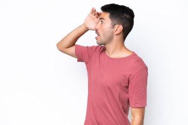 Soyutlanmış beyaz arka planı olan yakışıklı genç bir adam.