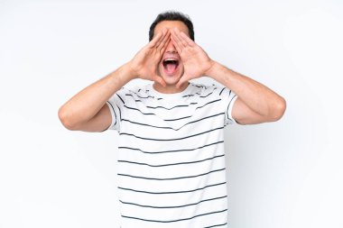 Beyaz arka planda izole edilmiş beyaz bir adam bağırıyor ve bir şey duyuruyor.