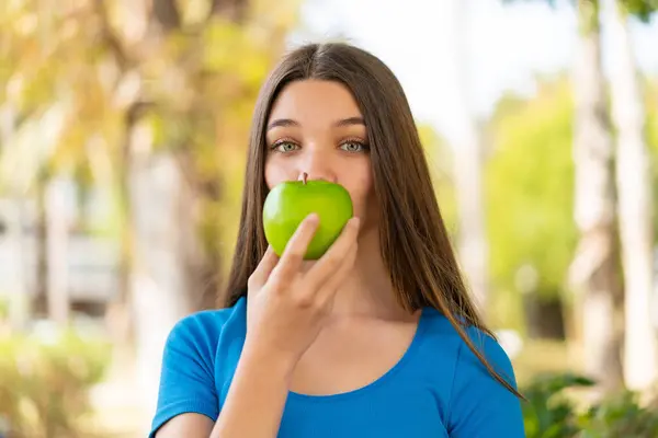 Teenager Mädchen Freien Mit Einem Apfel — Stockfoto