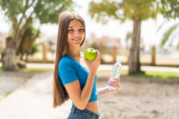 Nastolatka Świeżym Powietrzu Jabłkiem Butelką Wody — Zdjęcie stockowe