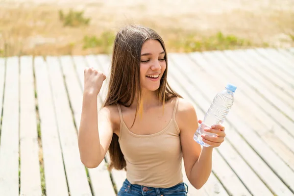 Tinédzser Lány Egy Üveg Vízzel Szabadban Ünnepli Győzelmet — Stock Fotó