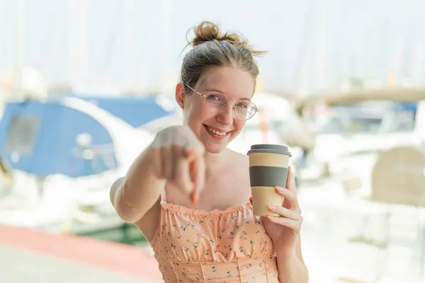 Franska Flicka Med Glasögon Håller Take Away Kaffe Utomhus Pekar — Stockfoto