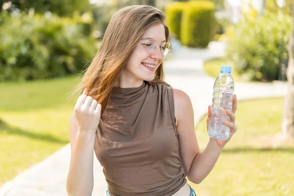 Frans Meisje Met Bril Houden Een Fles Water Buitenlucht Vieren — Stockfoto