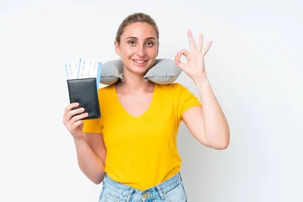 Frau Mit Aufblasbarem Reisekissen Zeigt Zeichen Mit Fingern — Stockfoto