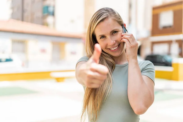 Junge Blonde Frau Freien Hält Ein Gespräch Mit Dem Handy — Stockfoto
