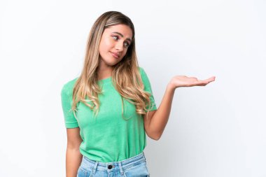 Genç Uruguaylı kadın, beyaz arka planda izole edilmiş.