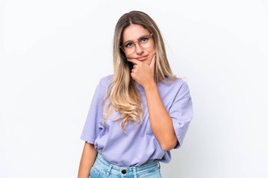 Genç Uruguaylı kadın beyaz arka planda izole edilmiş şüpheleri var.